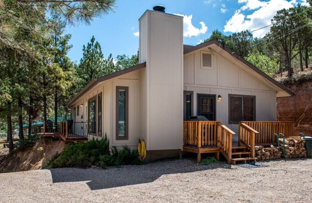 English House: Cute single level cabin Pet Friendly