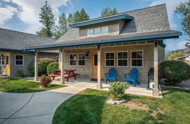 Enjoy a bright and peaceful stay steps from Lake Pend Oreille. "Coast Is Clear" bungalow offers resort comfort and nature's beauty.