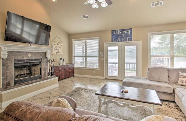Enjoy a Multi-Family Vacation at Joyful Retreat on Lake Hamilton