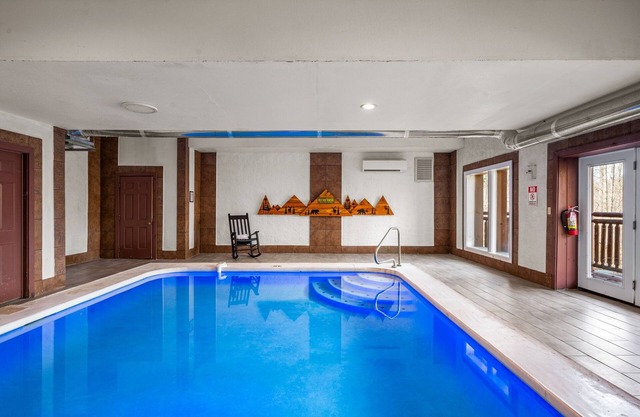 Enjoy a Private Indoor Heated Pool Cabin 3 Minutes From the National Park