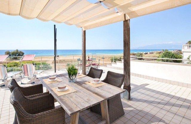 Enjoy a wonderful sea view in this vacation apartment near the beach.