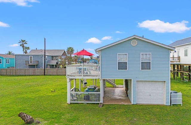 Enjoy all the history and charm of Galveston Island - a block from the beach!