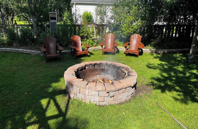 Enjoy cottage living. Just a short walk away from the beach!