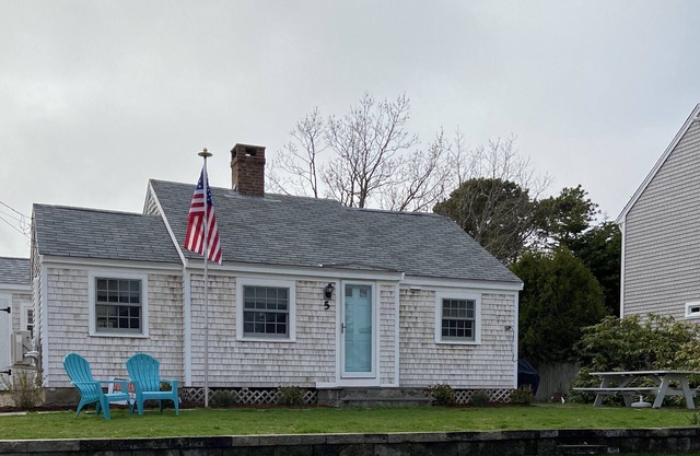 Enjoy fall on the Cape with a quick walk to private beach!