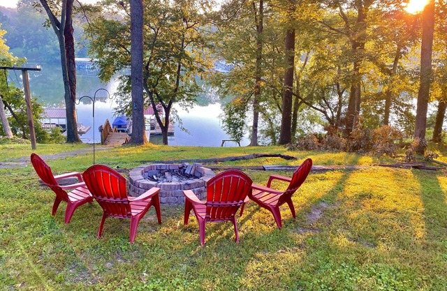 Enjoy fireside sunset & walk to movies, shops, restaurants!