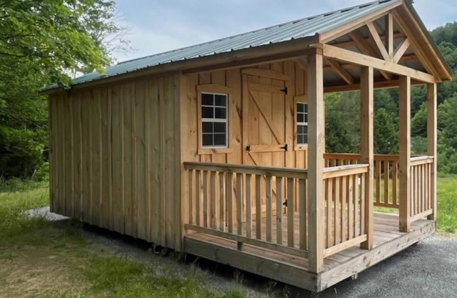 Enjoy nature in a cabin getaway, wildflowers, lush fields and maple woods trails