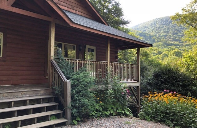 Enjoy peaceful beauty with View, Hot Tub, Privacy, pet friendly!