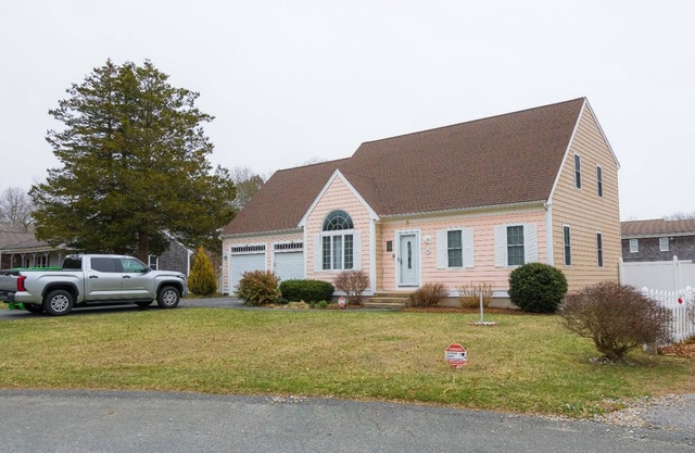 Enjoy the off season on Cape Cod in a Charming 3-BR house in pleasant E Falmouth