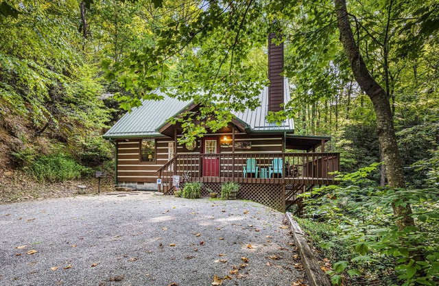 Enjoy the Quieter Side of GATLINBURG! Secluded! Hot Tub! 2b/2ba 15 min dwtn