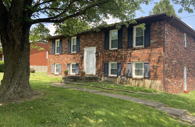 Enjoy this 4 bedroom 3 bath house sleeps 7. Close to Elizabethtown Sports Park