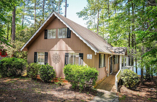 Enjoy your home away from home in this beautiful Lake view Chalet!