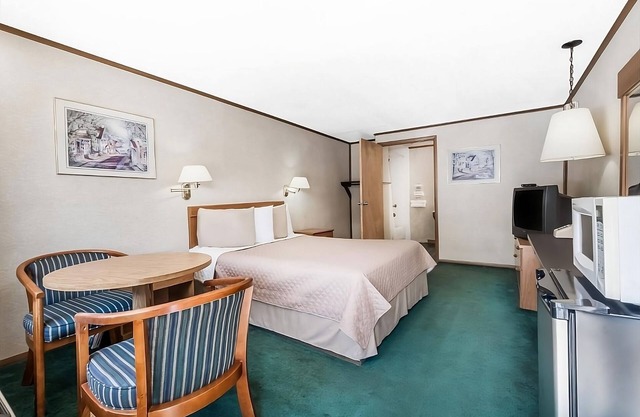 Enjoy Your Stay at Knights Inn Ashland! Pool, Picnic Area, Parking, WiFi