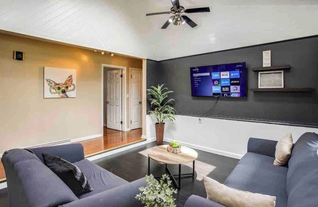 Enjoyable Home by Airport & Dwtn