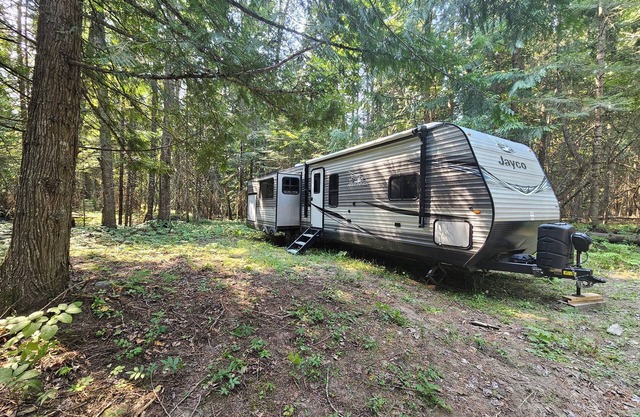 Enjoyable RV with AC, heat, water, in charming Clark Fork. Pet friendly.
