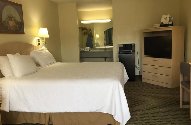 Enjoyable Stay! Seasonal Pool, FREE Breakfast, FREE Parking, Pet-friendly!