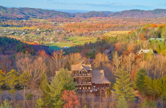 Enormous Luxury - Pool - Borders National Park/Private Trail - 4 Stories - Media