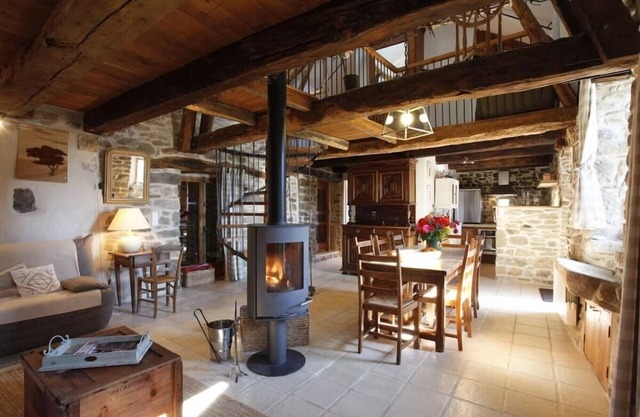 Ensemble de 3 maisons en pierre avec piscine chauffée