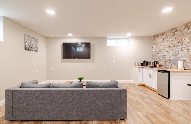 ENTIRE 1 BEDROOM APARTMENT ACROSS FROM GOOGLE - br1