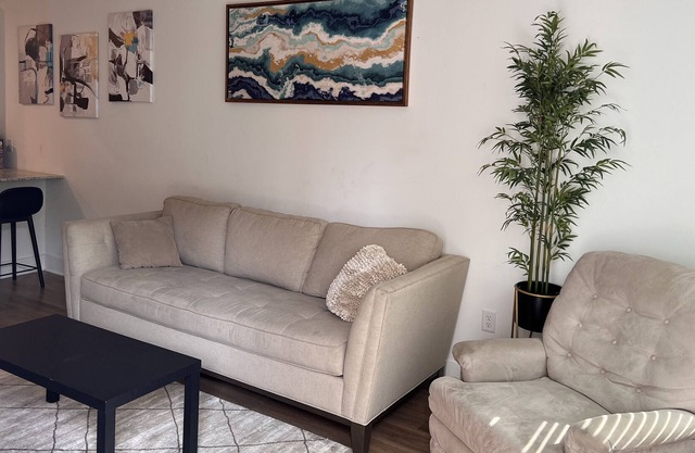 ⭐️⭐️⭐️⭐️⭐️ Entire 1 bedroom apartment close to downtown and airport