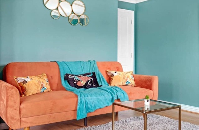 Entire 2 Bedroom Luxury Apartment with Free Parking