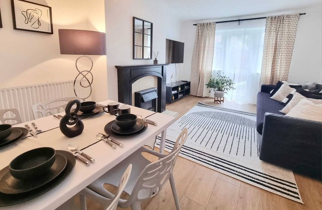 Entire 4 person apartment near station, n18 min to London.