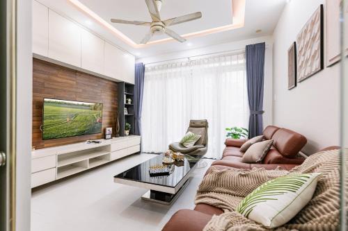 Entire 6BRs house in Saigon Centre by Gon De Home