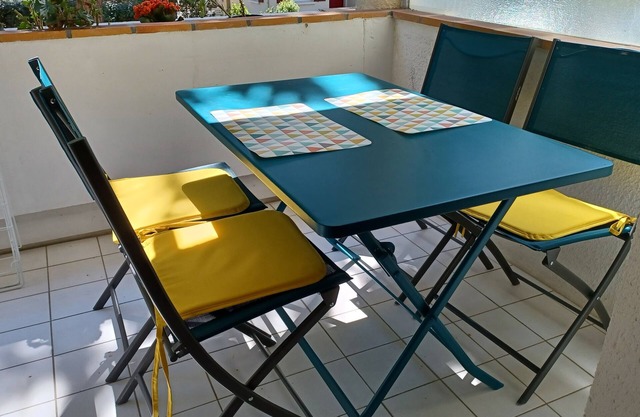Entire apartment, full of charm, close to shops, beach and forest