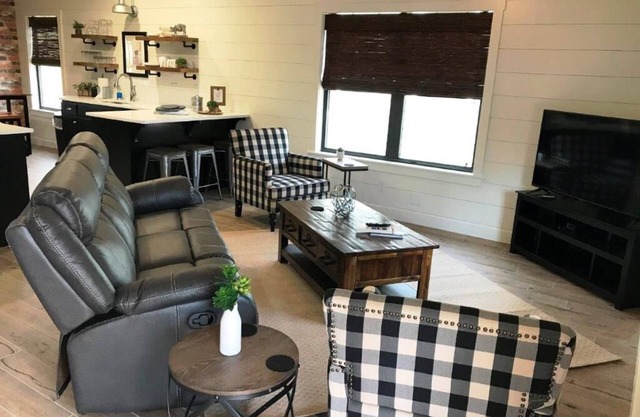 Entire Back 40 Bungalow 2bd 2ba Sleeps 4