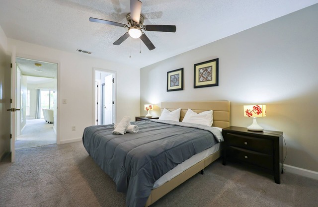 Entire condo with 2BD in Orlando, remote work friendly, downtown area