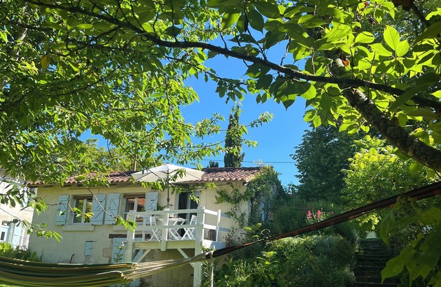 Entire Cosy cottage with pool idyllic location close to Aubeterre AMAZING VALUE!