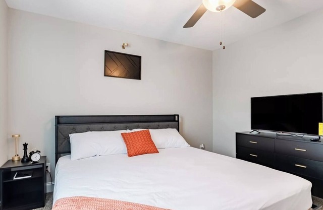 Entire cozy modern 2 king-size beds townhome. Free WI-FI.