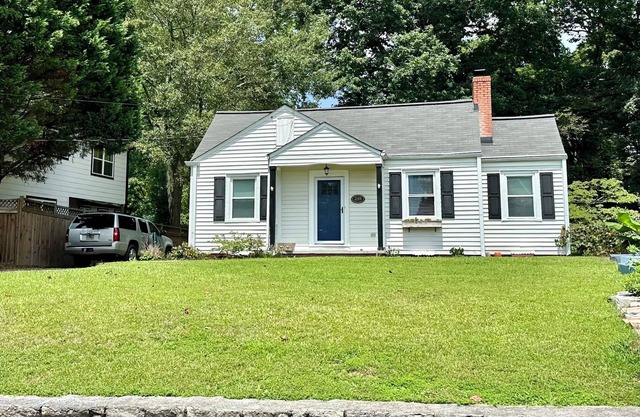 Entire home, charming 3-2 near the Marietta square!