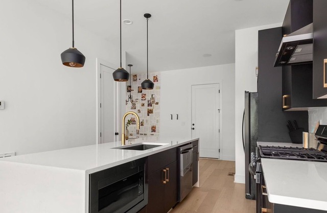 Entire Home - Chic 4BR in Heart of Nashville