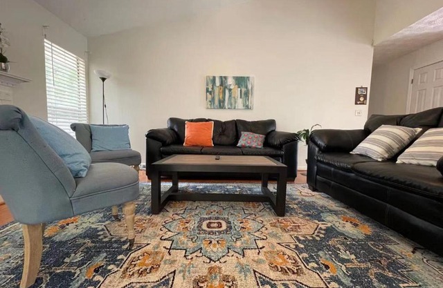 ENTIRE HOME Cozy Quiet 5B Single Family House 1King bed and Yard! 1050