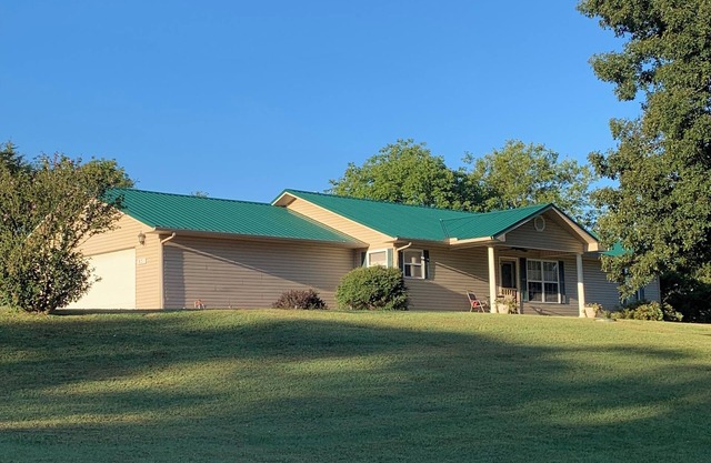 Entire home located near Eureka Springs, Branson and Northwest Arkansas Corridor