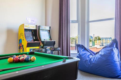 Entire Home on Beach Front, Sleeps 25 with Free Parking