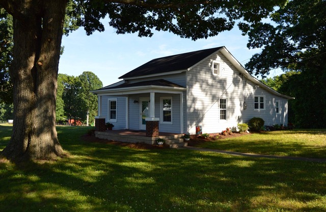 Entire home, quiet pastoral setting, 2 miles from Liberty University Campus