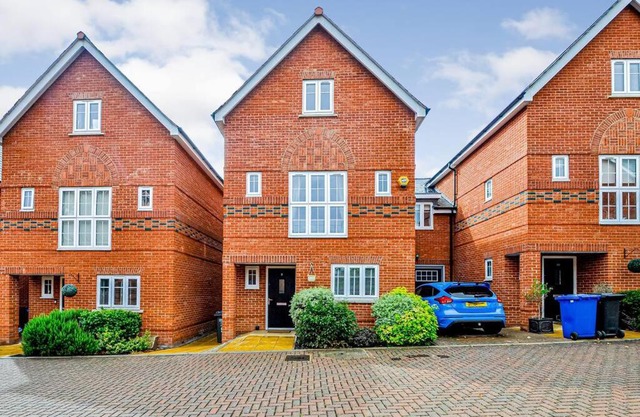 Entire House Sleeps 8 Near The River Thames