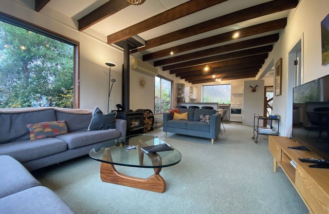 Entire house with tranquil garden, cosy and private, by the river