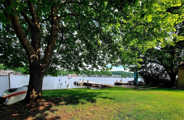 Entire Lakefront Suite with private dock + kayaks