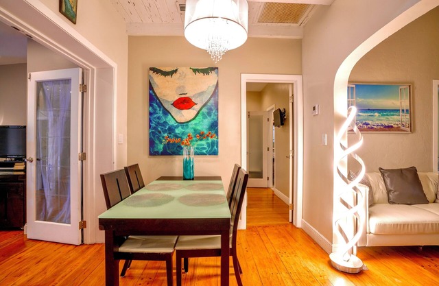 Entire luxurious gated House with front & backyard 10min drive to Miami beach