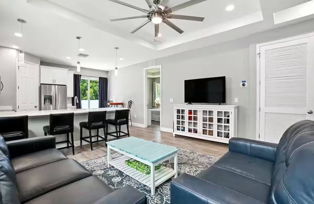 Entire New Home w/1 King, 3 Queen beds and Fenced backyard