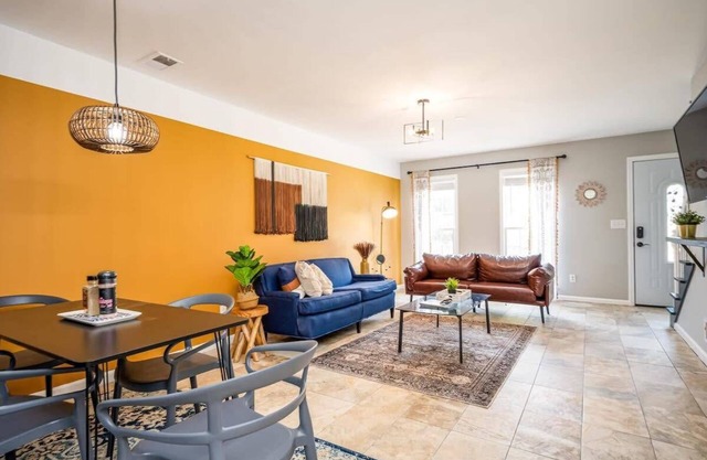 ENTIRE PLACE COZY QUIET 2b2b TOWNHOUSE