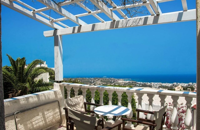 Entire private Suite Sea Full View with balcony, shared pool and Air conditionin