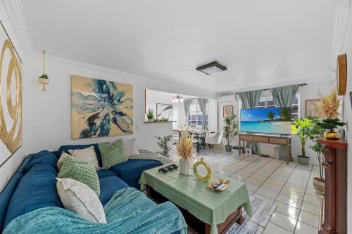 Entire Private 4-Bedroom w Garage & Gated Yard, Near San Diego Gaslamp, Beach, Available Now