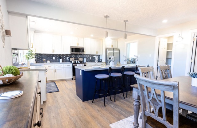 Entire Residential Home|2 🏠 in 1|Full Remodel|Huge Yard|🔥 Pit|2 Kitchens|🌄 Views