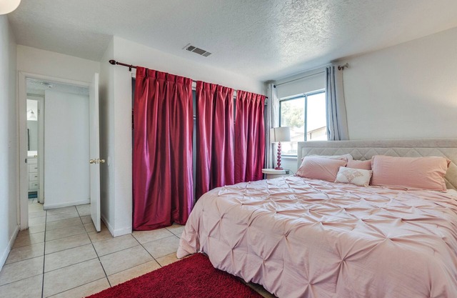 Entire Townhouse/2BD/2 King Exclusively/12min to Strip