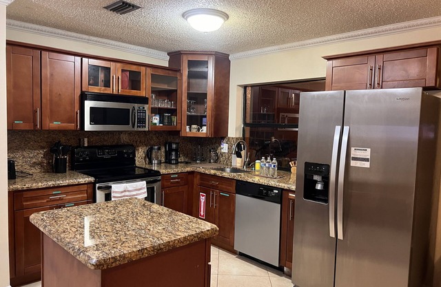 Entire Vacation Waterfront 3/2 home, Huge Backyard for Family or Remote working