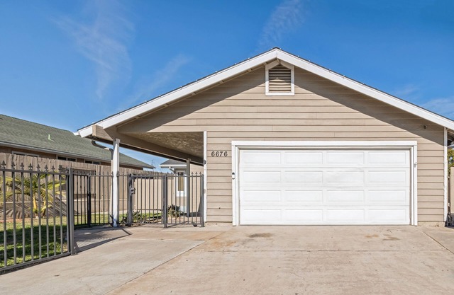 Entire Vacay Home "10 miles from Downtown" - 7 Beds 3 Rooms 2 Bath - Full Garage