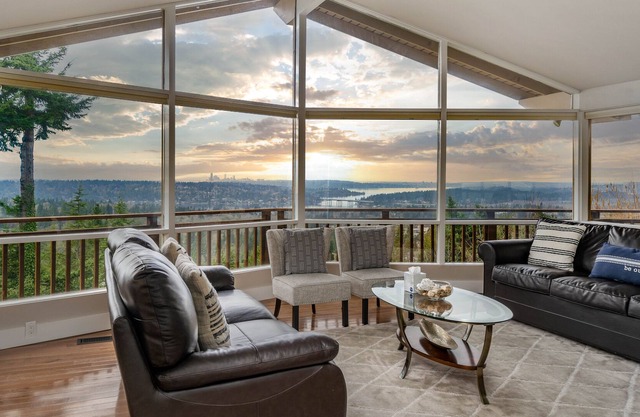EntireViewLuxuryHomeBellevueSeattle